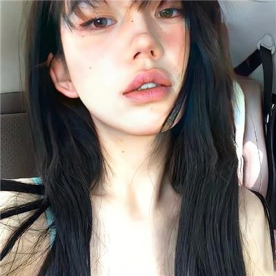 照片中的女孩
